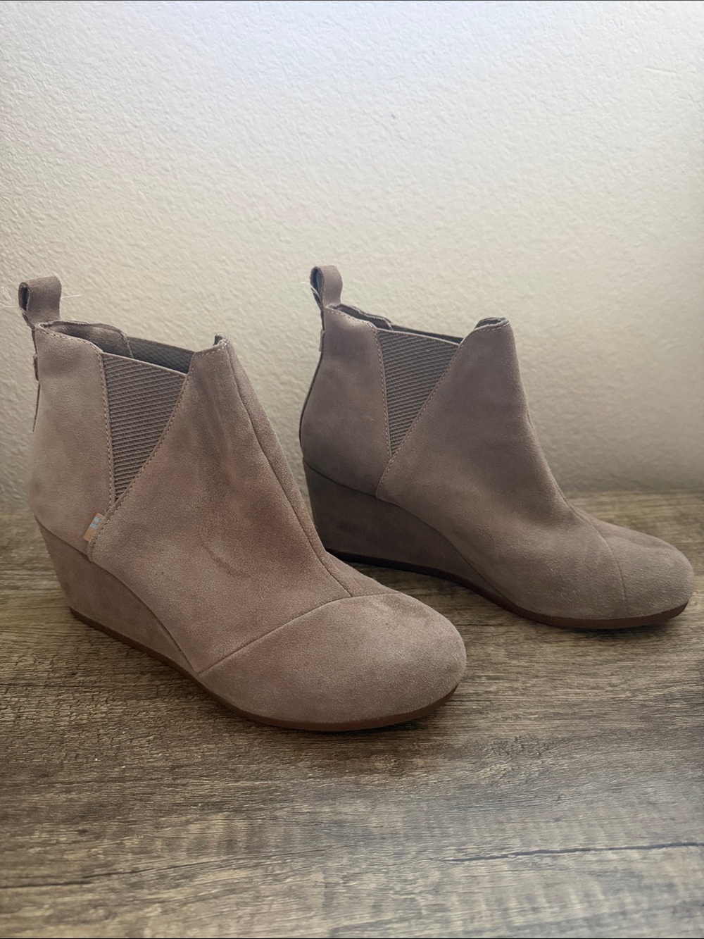 Toms Taupe Suede Wedge Ankle Boots booties taupe 8.5